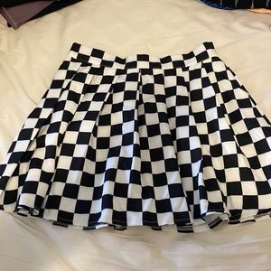 Checkered print pleated skirt no stains or rips and zipper works